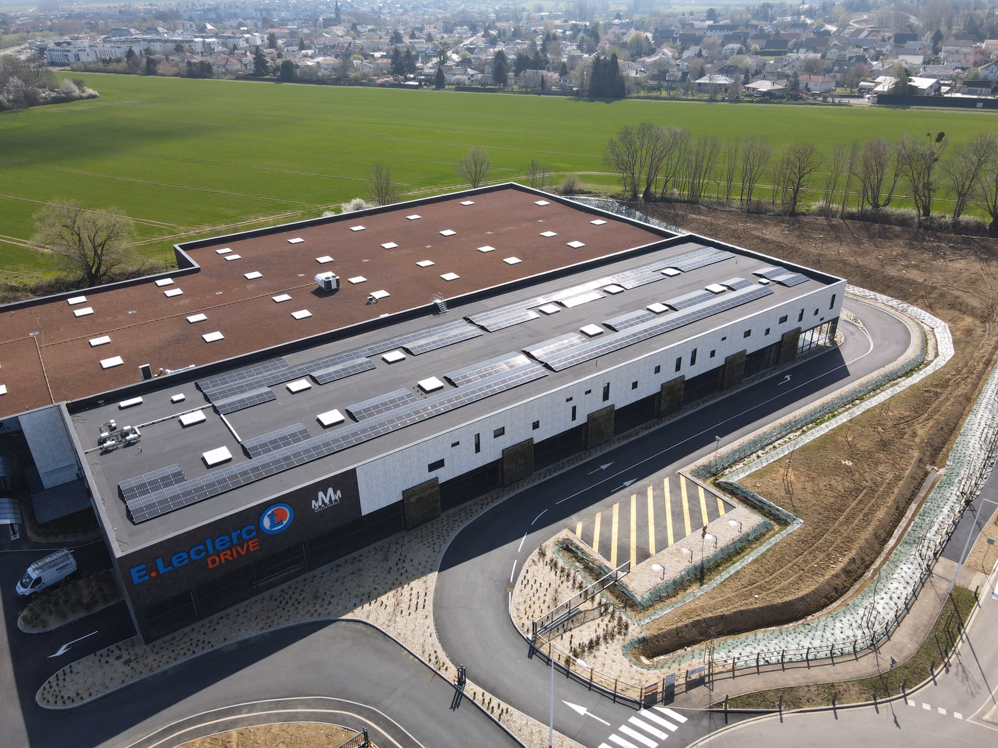 Panneaux photovoltaïques sur un bâtiment tertiaire